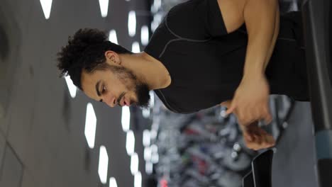 hombre de entrenamiento de fitness ejercicio de cardio en la máquina de correr en el gimnasio