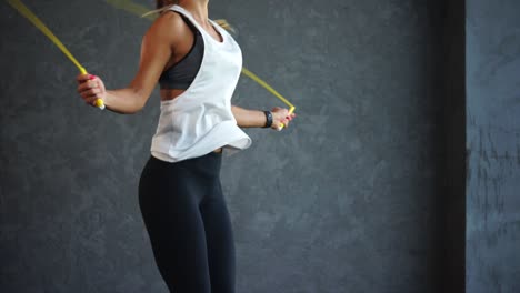 mujer saltando la cuerda