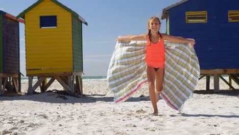 meisje dat plezier heeft op het strand 4k