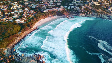 paisaje urbano costero con olas y casas