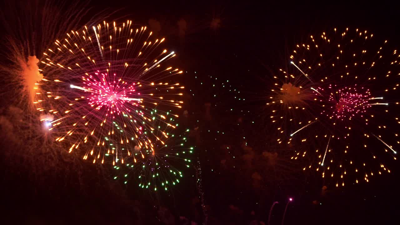 hermosa exhibición de trabajo de fuego colorido por la noche para la celebración en el festival