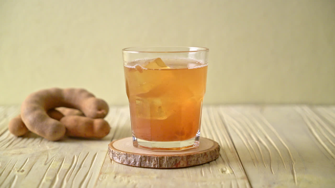Deliziosa bevanda dolce succo di tamarindo e cubetto di ghiaccio - stile bevanda salutare