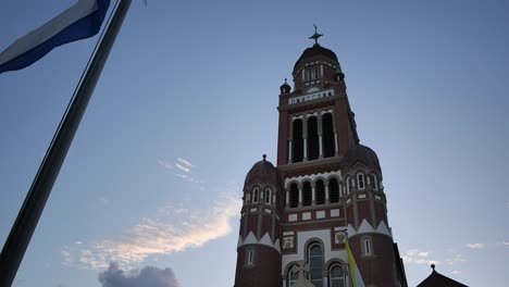 Exterior-of-the-Catholic-Cathedral-of-St-John-the-Evangelist-in-Lafayette,-Louisiana