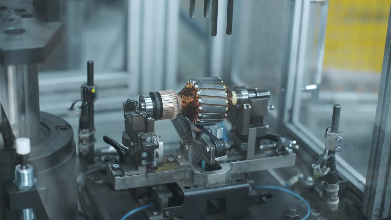 ensayo del motor eléctrico en la fábrica. ingeniero ensayo de los productos terminados