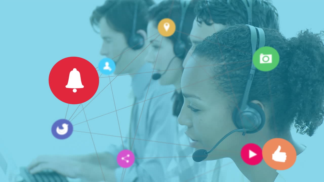 animación de una red de iconos contra diversos colegas que usan auriculares de teléfono trabajando en la oficina
