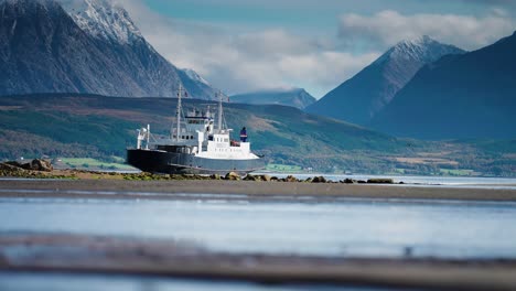 Eine-Passagierfähre-Unterwegs-In-Der-Nähe-Des-Fjordufers