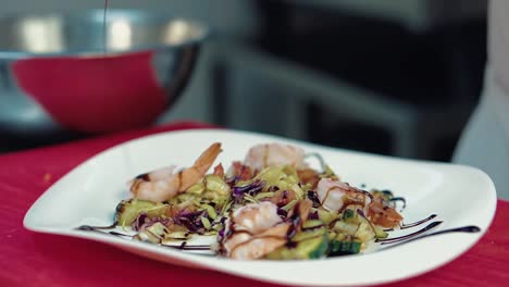 el cocinero vierte una ensalada con salsa de camarón 2
