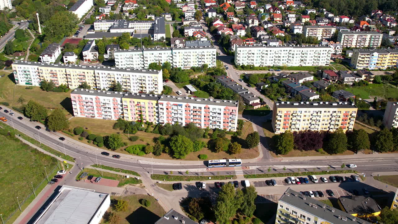 Widok z lotu ptaka na bloki mieszkalne w dzielnicy Witomino w Gdyni w słoneczny dzień, Polska.