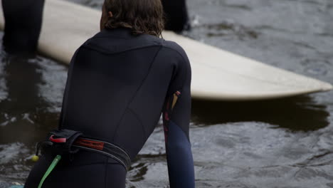 Woman-athlete---Surfing-on-a-river-wave