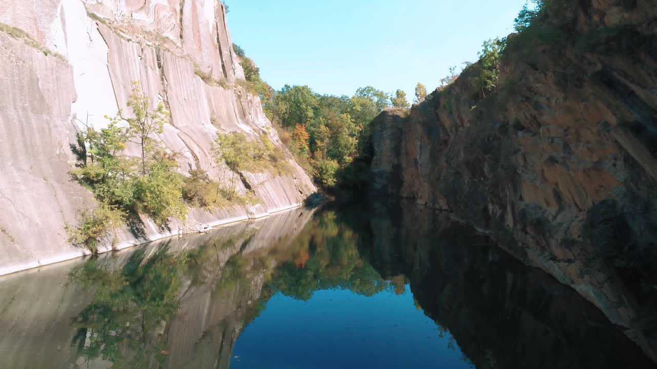 vuelo de drones sobre un lago de montaña, un lago escondido en praga, prokopské jezírko, colorgraded