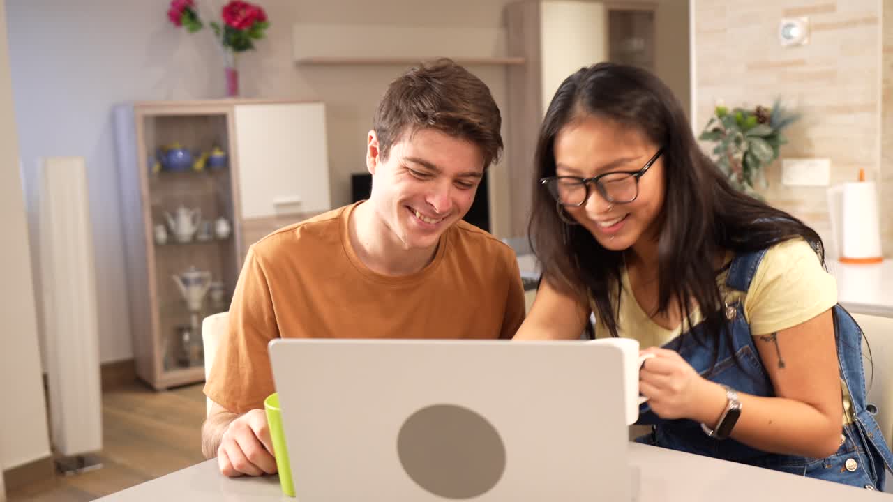 pareja trabajando juntos en una computadora portátil