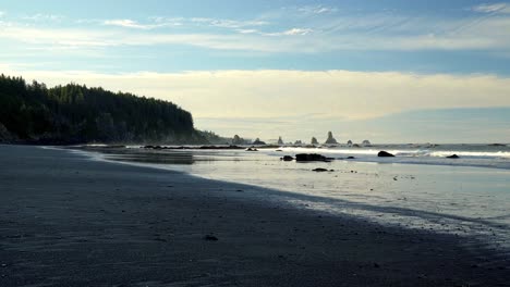 La-Hermosa-Tercera-Playa-En-Forks,-Washington-Con-Arena-Dorada,-Grandes-Acantilados-Con-Pinos-Y-Formaciones-Rocosas-En-El-Agua-En-Una-Cálida-Y-Soleada-Mañana-De-Verano