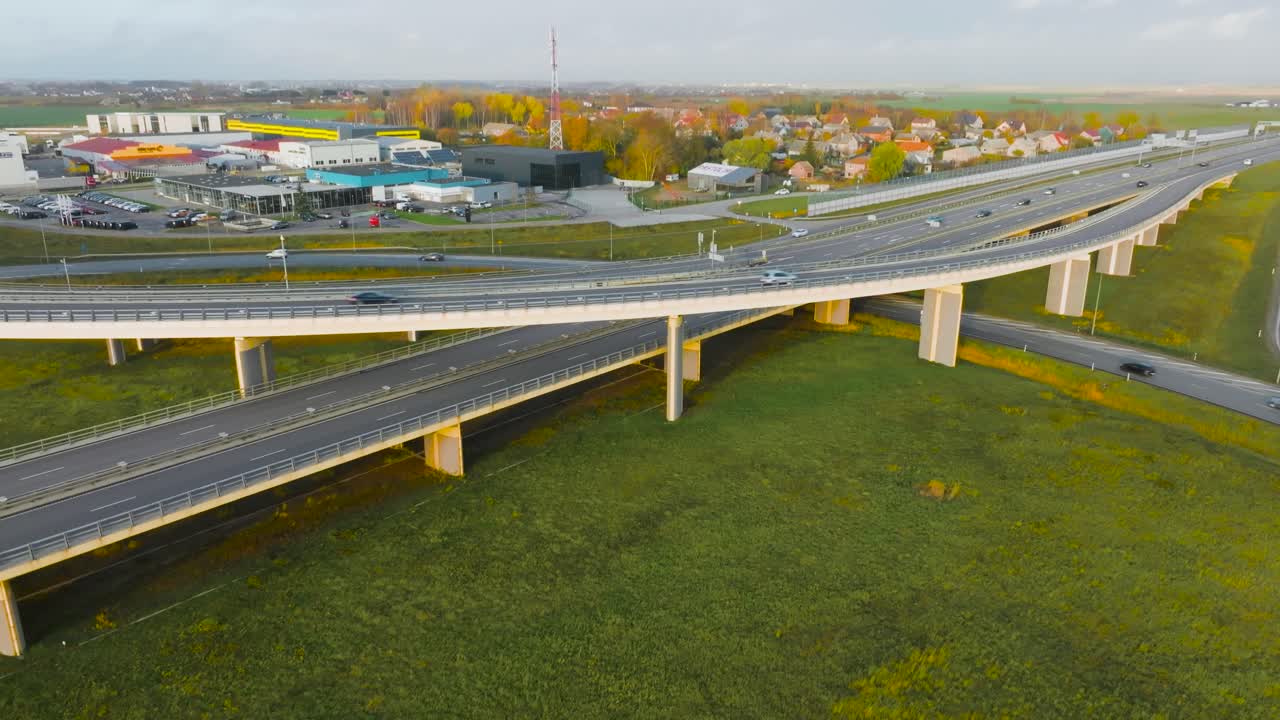 화창한 저녁에 차가 다니는 다리가 있는 시골 고속도로의 공중 전망