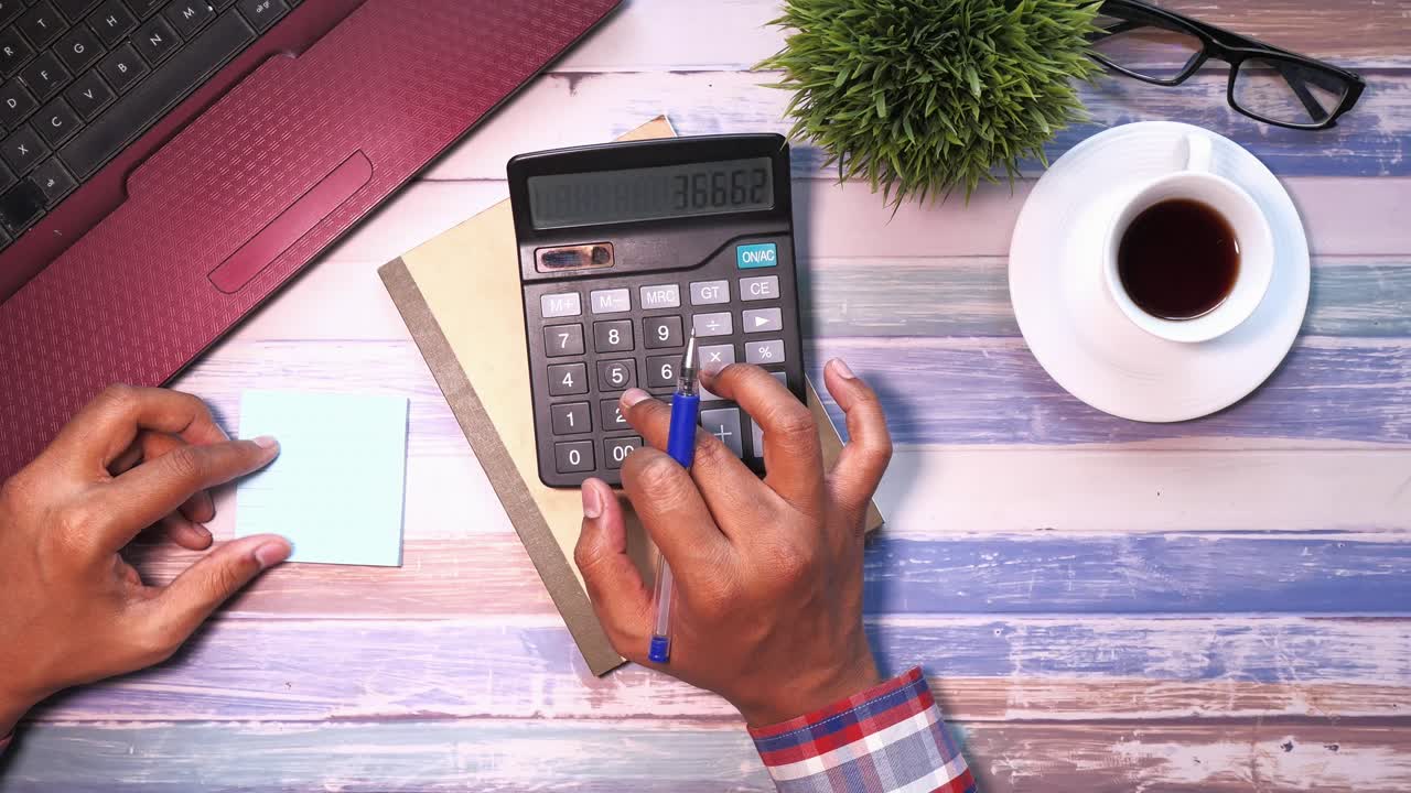 persona que trabaja en un escritorio