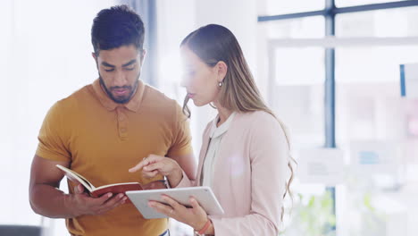 hombre de negocios, mujer y tableta para discutir