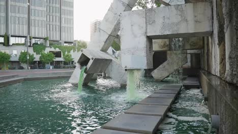 fuente de agua verde en el centro, 120fps