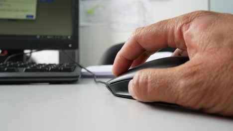 Una-Mano-De-Hombre-Usando-Un-Mouse-De-Computadora-Negro