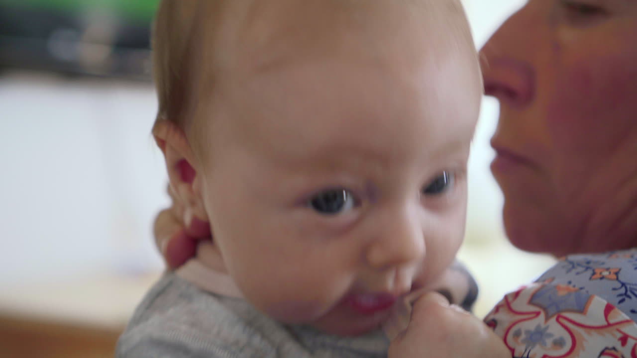 파란 눈을 가진 멋진 작은 아기