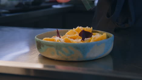 El-Chef-Decora-Un-Plato-De-Flores-Con-Raviolis.