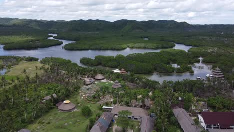 Entorno-De-Resort-En-Medio-De-Un-Paisaje-Tropical-De-Exuberante-Vegetación-Y-Manglares