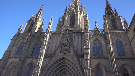 catedral católica de barcelona en un día soleado