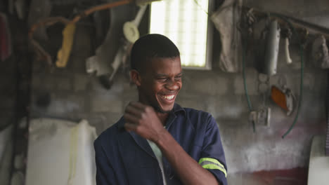 Afrikanischer-Handwerker-Lächelt-In-Die-Kamera