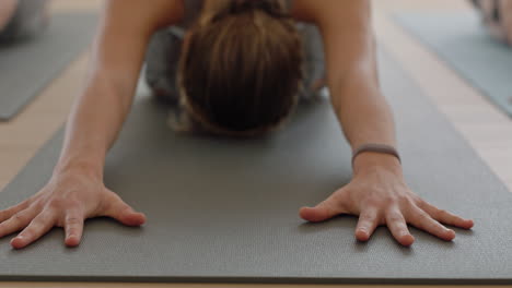 Yoga-Kursgruppe-Von-Frauen,-Die-Kinderpose-Meditation-Praktizieren-Und-Einen-Gesunden-Lebensstil-Genießen-Und-Im-Fitnessstudio-Trainieren