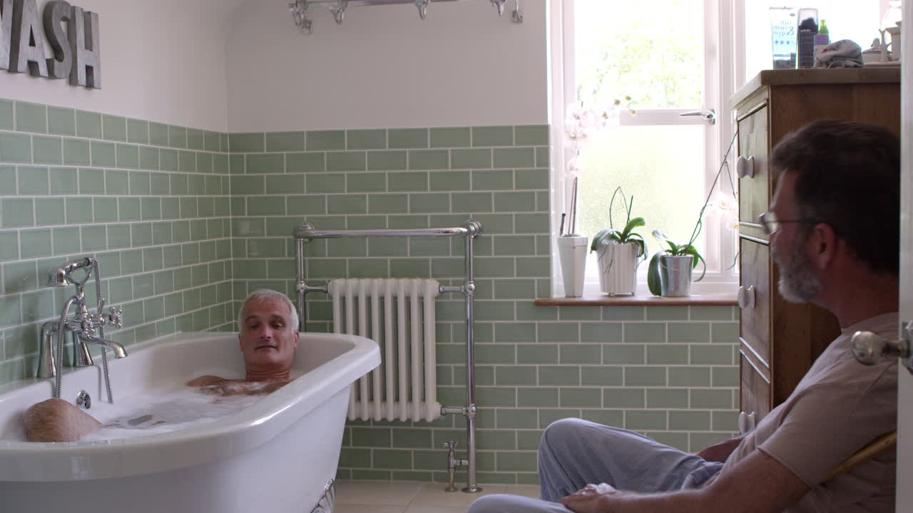 남자 동성애 커플이 화장실에서 함께