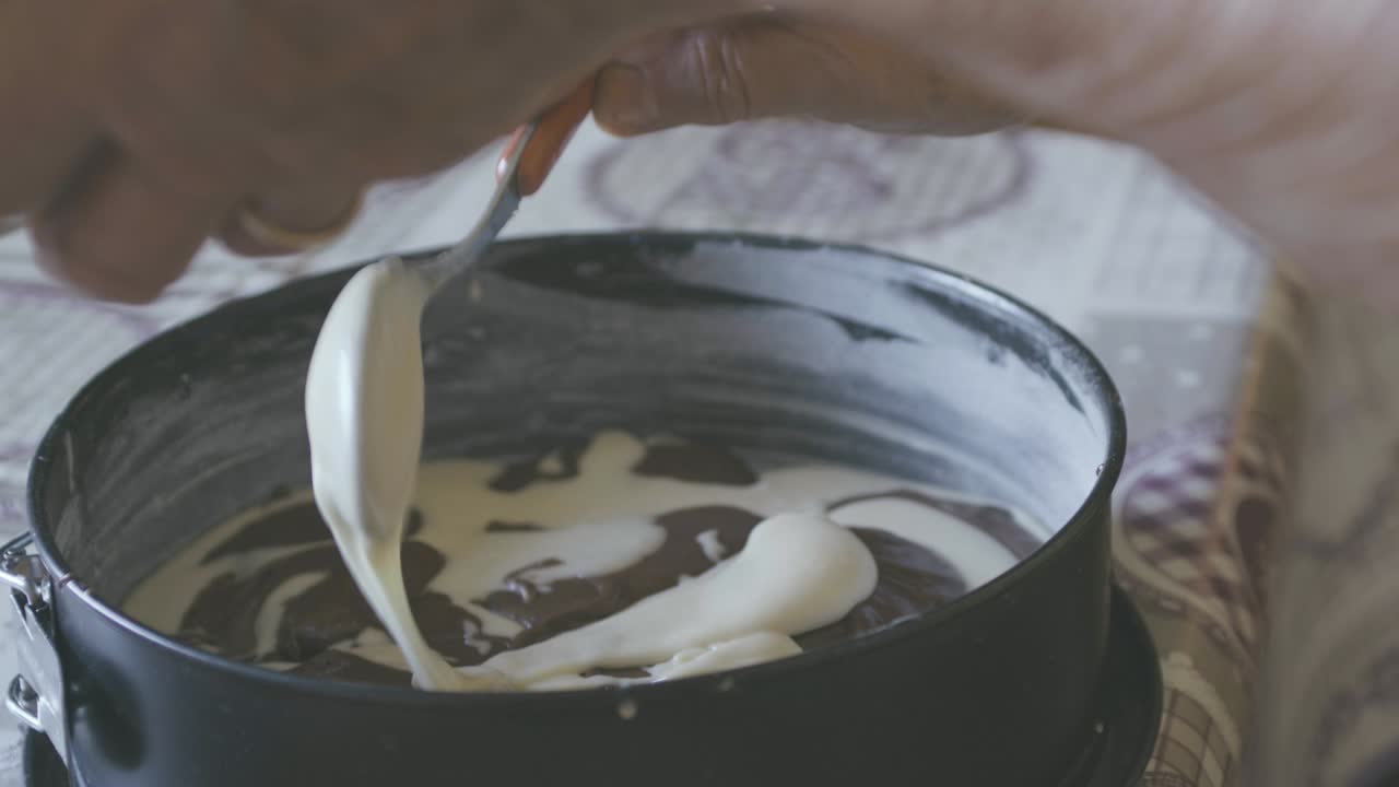 una dama pone masa de pastel en la sartén, detalle y cámara lenta