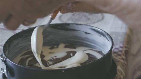 una dama pone masa de pastel en la sartén, detalle y cámara lenta