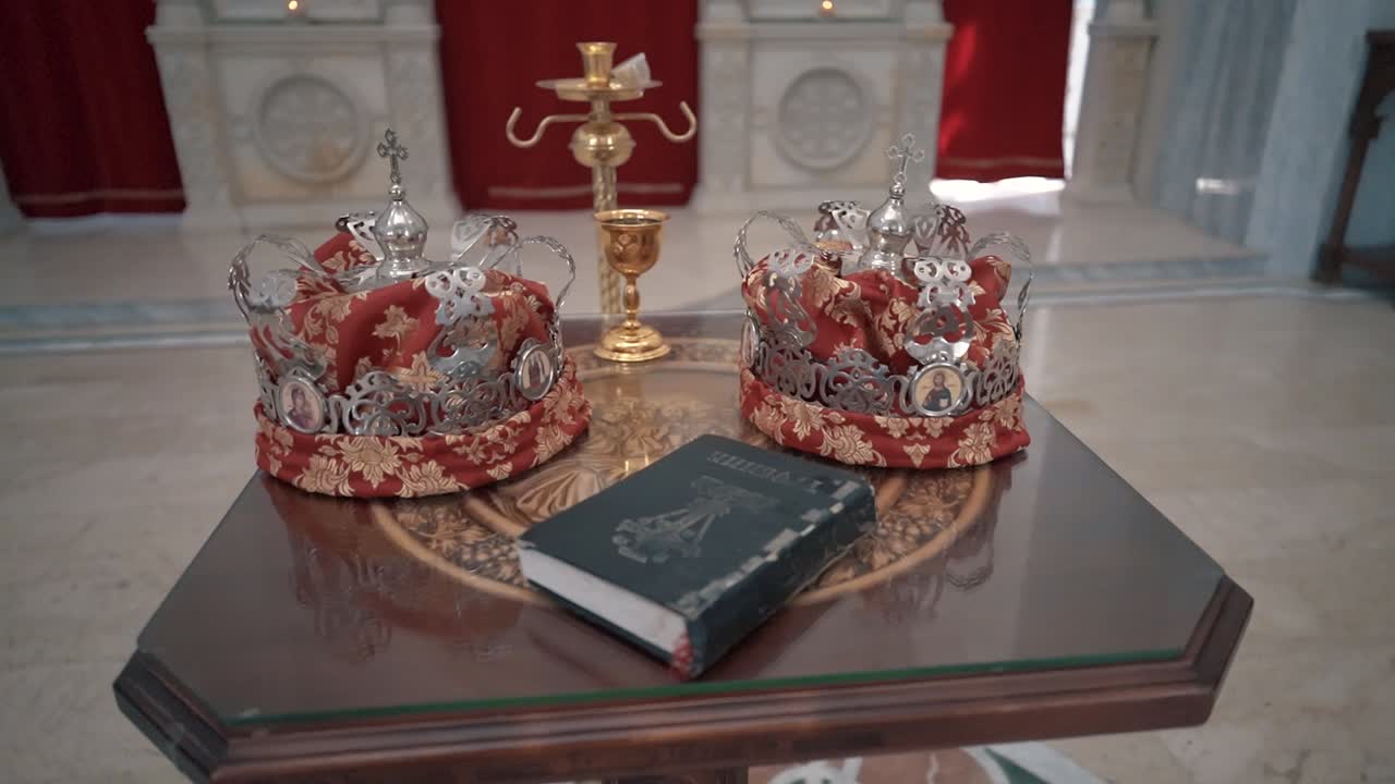 coronas de boda e iglesia ortodoxa de la biblia en serbia
