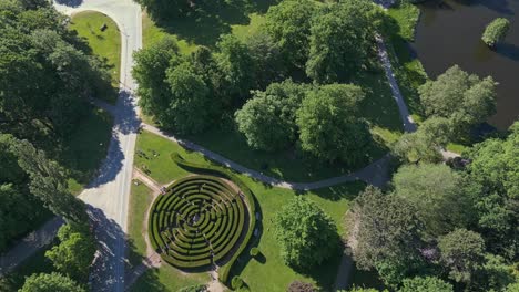 Tourists-wander-through-the-maze-at-Slottsskogen-Labyrinth-in-the-center-of-Gothenburg,-Sweden