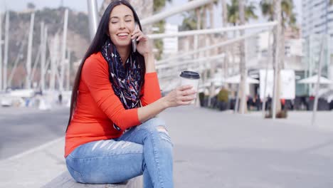 Mujer-Joven-Confiada-Relajada-En-Un-Móvil