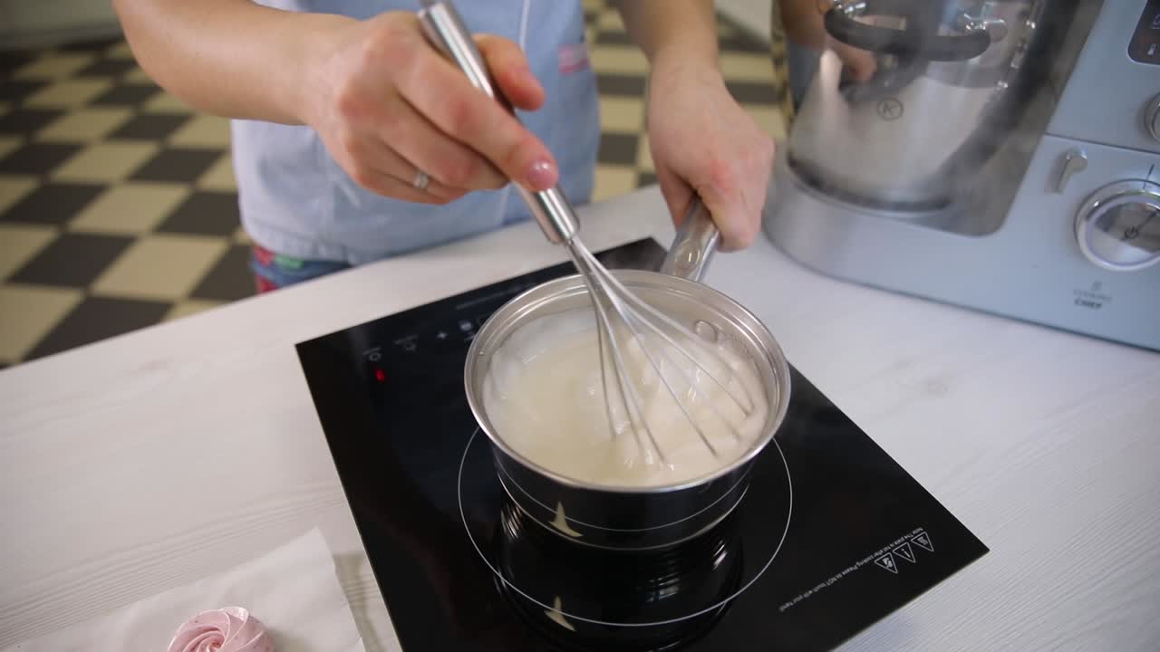 mujer cocinando un plato de postre