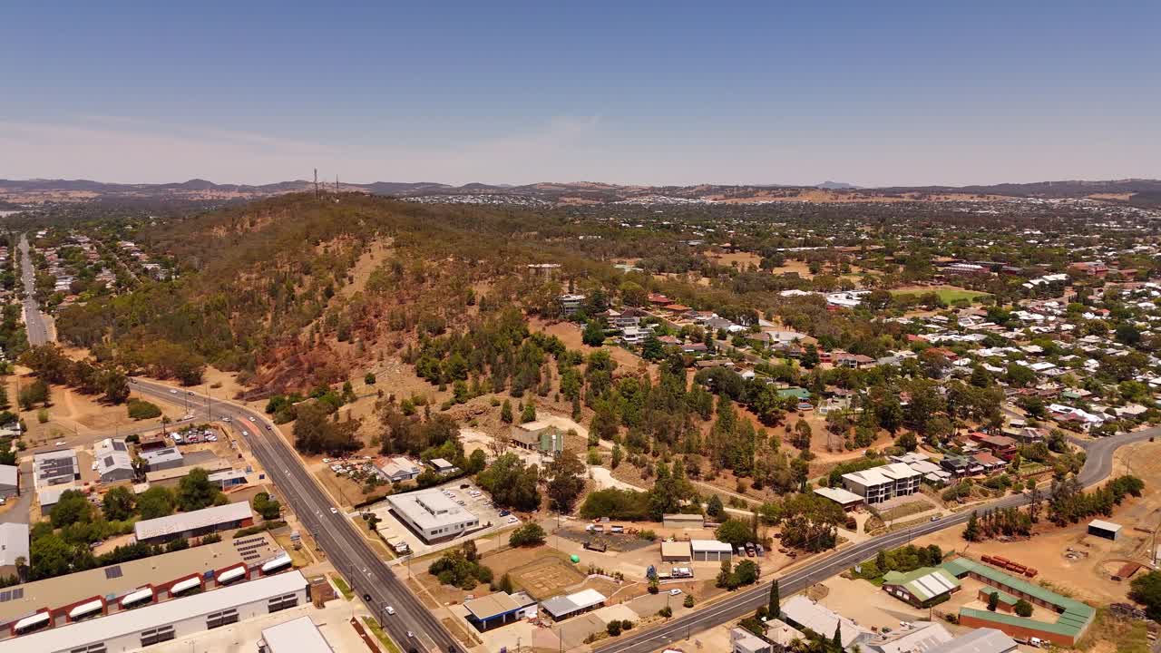 Wagga Wagga si estende con isolati residenziali e strade sotto un cielo sereno di giorno, NSW Australia, ripresa aerea orbitale