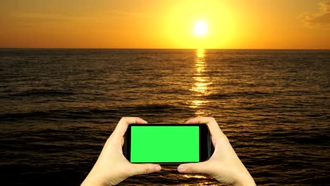 schießen sie ein video der natur mit einem smartphone mit grünem bildschirm