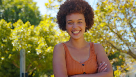 Retrato-De-Una-Mujer-Sonriente-Parada-Al-Aire-Libre-En-El-Parque-O-En-El-Campo