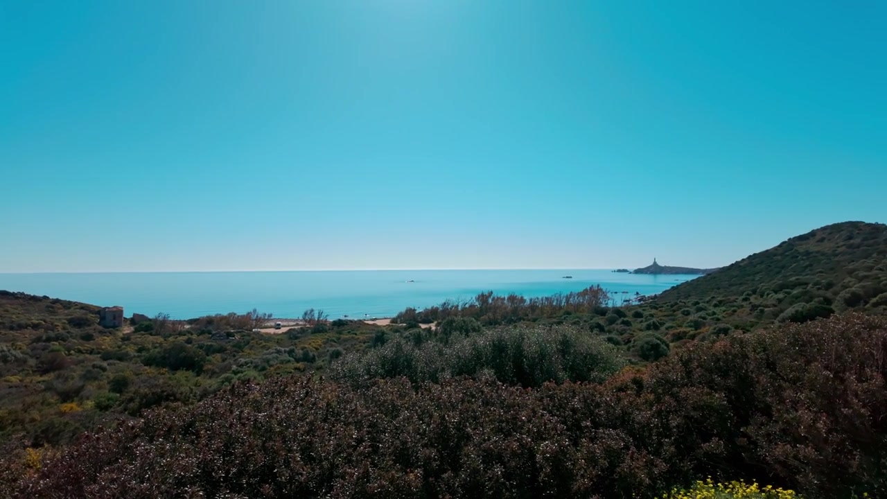 Panoramische Luftaufnahme der Küste von Capo Carbonara und des Mittelmeers auf Sardinien, Italien.