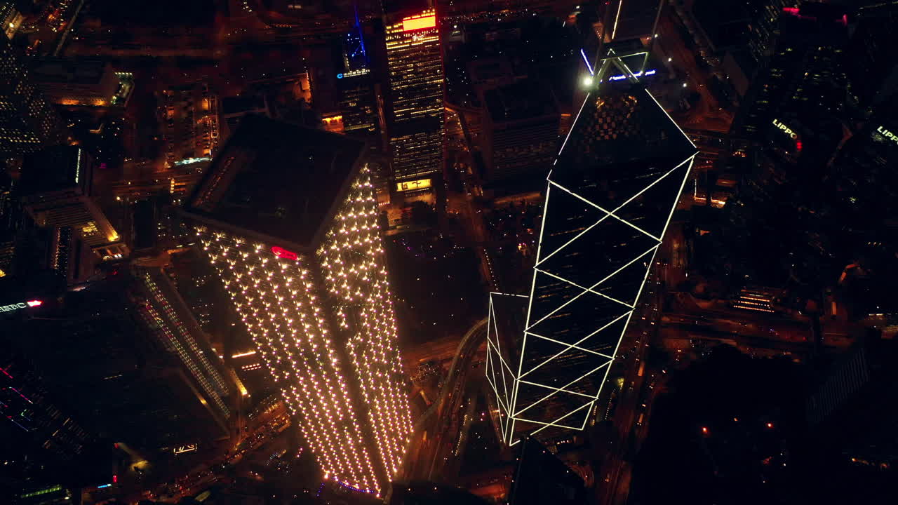 이 도시는 항상 바 ⁇ 고 활기찬 곳입니다.