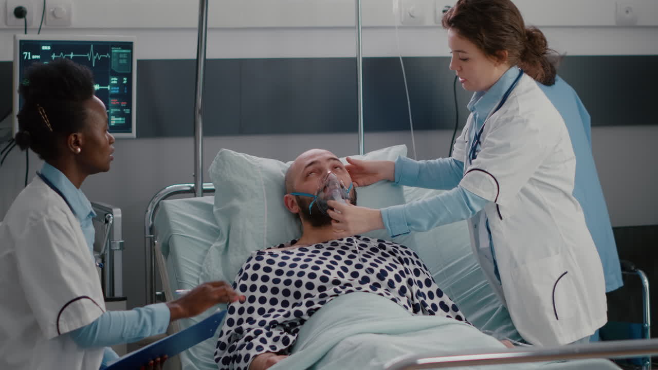 equipo médico monitoreando el pulso del latido del corazón del enfermo durante una emergencia respiratoria