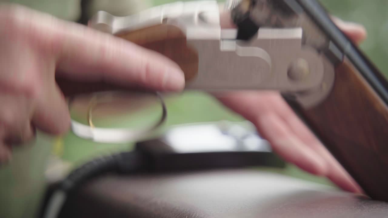 escopeta de doble cañón preparada para ser cargada con proyectiles