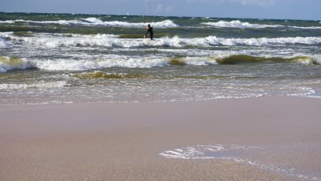 Kitesurfer-Auf-Hohen-Wellen-An-Windigen-Tagen,-Ostsee,-Polen