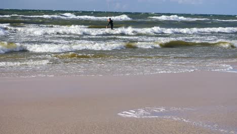 kitesurf en olas altas en un día ventoso, mar balitc, polonia