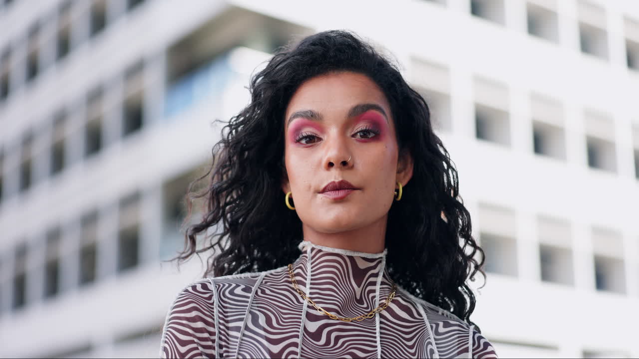 mujer elegante en un entorno urbano