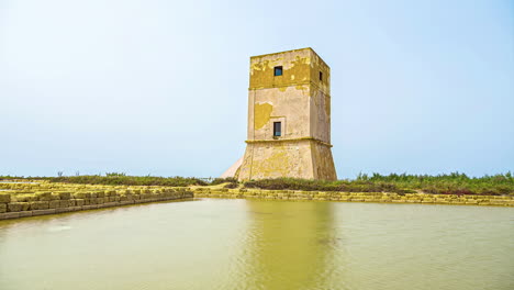 Der-Nubia-turm-Neben-Trapani-Saltern,-Sizilien,-Italien