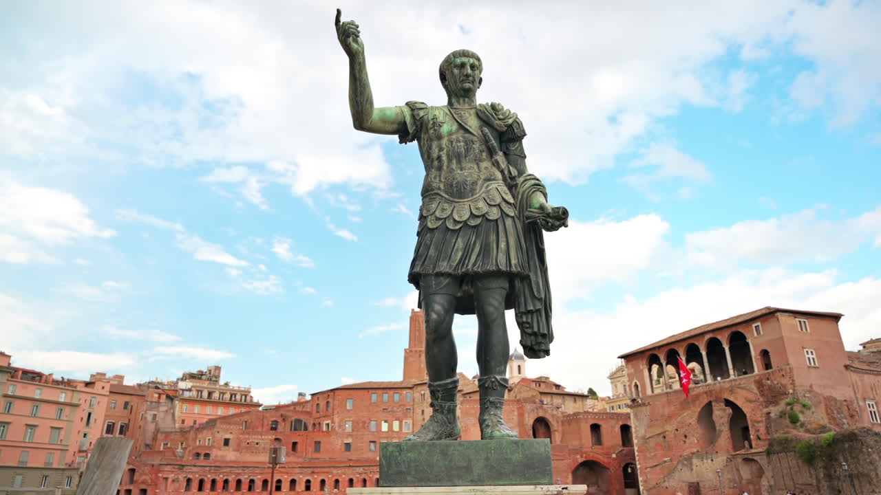 Statua di Augusto Cesare con edifici antichi sullo sfondo a Roma, Italia