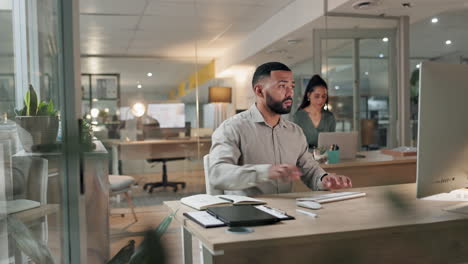 computadora, estrategia y un hombre de negocios escribiendo