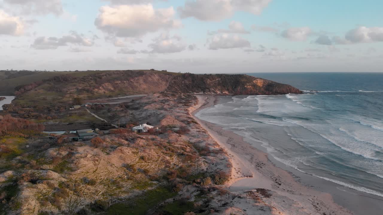 playa snelling en la isla canguro al atardecer, mar azul tranquilo, vista aérea