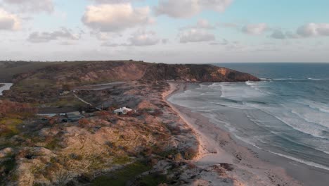 Playa-Snelling-En-La-Isla-Canguro-Al-Atardecer,-Mar-Azul-Tranquilo,-Vista-Aérea