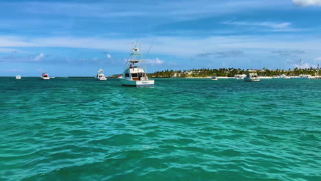 Boote-Säumen-Den-Horizont-Auf-Dem-Türkisfarbenen-Wasser-Der-Karibik-Mit-Blauem-Himmel-In-Der-Nähe-Von-Punta-Cana,-Dominikanische-Republik